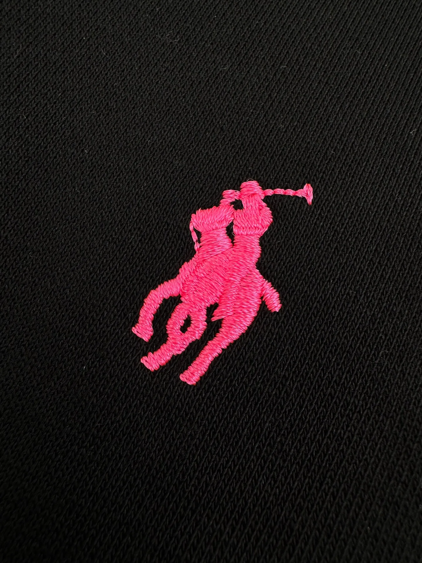 P420 Ralph Lauren pink label half-turtleneck sweatshirt, custom-made luxury cotton fleece composite, soft and silky, comfortable against the skin, with a pure black tone as the background, a touch of pink pony logo embroidery on the chest, low-key and powerful. The back panel is embellished with the brand letters outlined in ivory white satin intarsia, and the pink pony embroidery jumping in the center is the only color footnote in this black and white silent film, which coincides with the elegant and uninhibited brand philosophy. Its unique ribbed half-high collar design is sublimated, giving more flexibility and fashion sense to wear, showing taste in silence, showing elegance and style. Process 1: Using imported machine embroidery technology, using advanced computer control system and precise mechanical components to realize the pony mark embroidery operation, with high precision and smooth and delicate lines. Process 2: Using imported machine appliqué technology, using advanced computer control system and precise mechanical components to realize Ralph Lauren appliqué embroidery operation. Showing an embroidery effect with both clarity and three-dimensionality. Process 3: The fabrics are washed carefully and have better hand texture. Not easy to deform, not easy to shrink, not easy to fade, and maintain long-term beauty. Accessories: Customized 1:1 Ralph Lauren alloy head. Customized 1:1 Ralph Lauren zipper. Customized 1:1 Ralph Lauren trademark. Version: Loose version. Size: S M L XL. Style number: CC918.